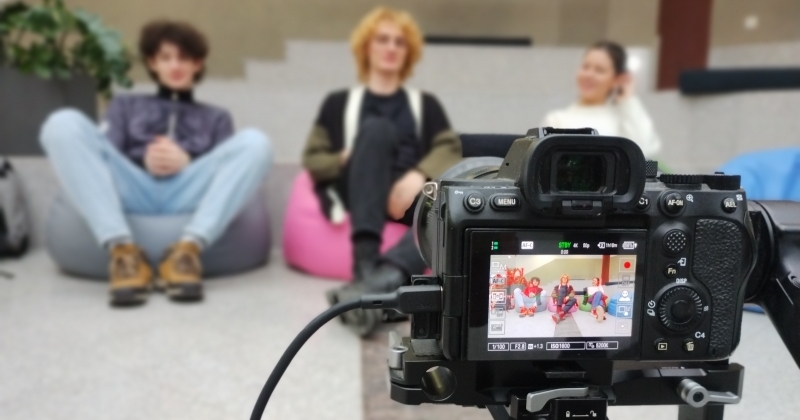 Aktorzy podczas dnia zdjęciowego na Wydziale.