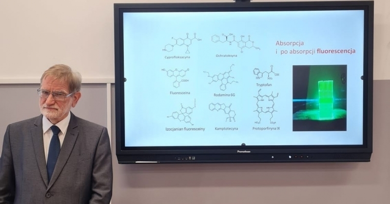 profesor Stefan Kruszewski podczas wykładu