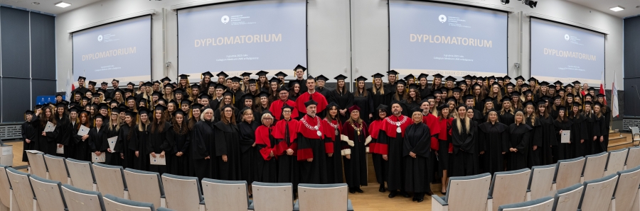 Absolwenci Wydziału Nauk o Zdrowiu oraz władze wydziału, Uczelni i zaproszeni goście