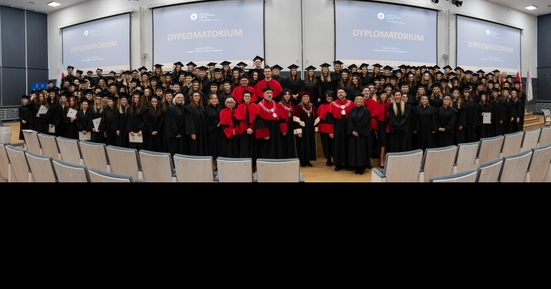 Absolwenci Wydziału Nauk o Zdrowiu oraz władze wydziału, Uczelni i zaproszeni goście