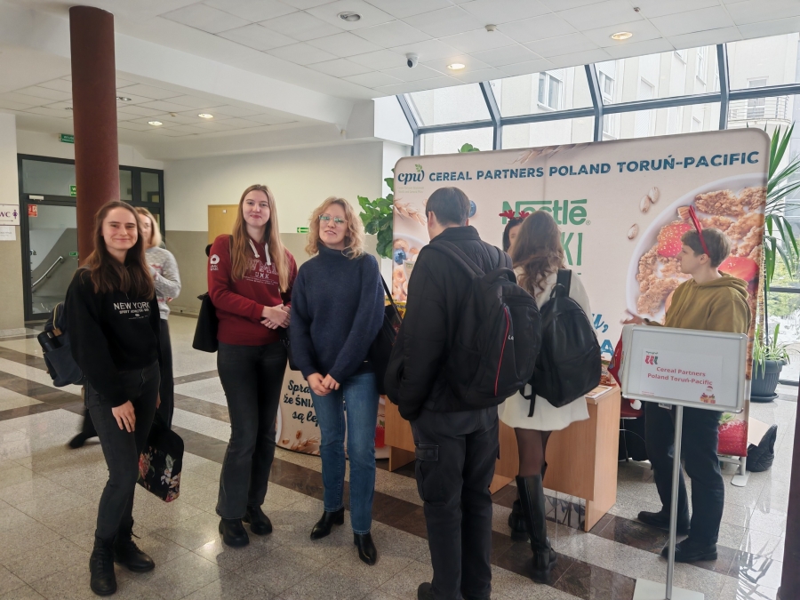Studenci podczas Mikołajkowego Jarmarku Praktyk i Pracy na WMiI.
