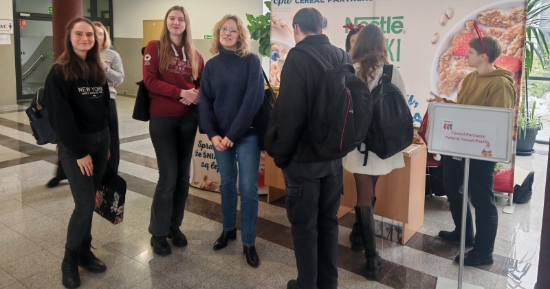 Studenci podczas Mikołajkowego Jarmarku Praktyk i Pracy na WMiI.