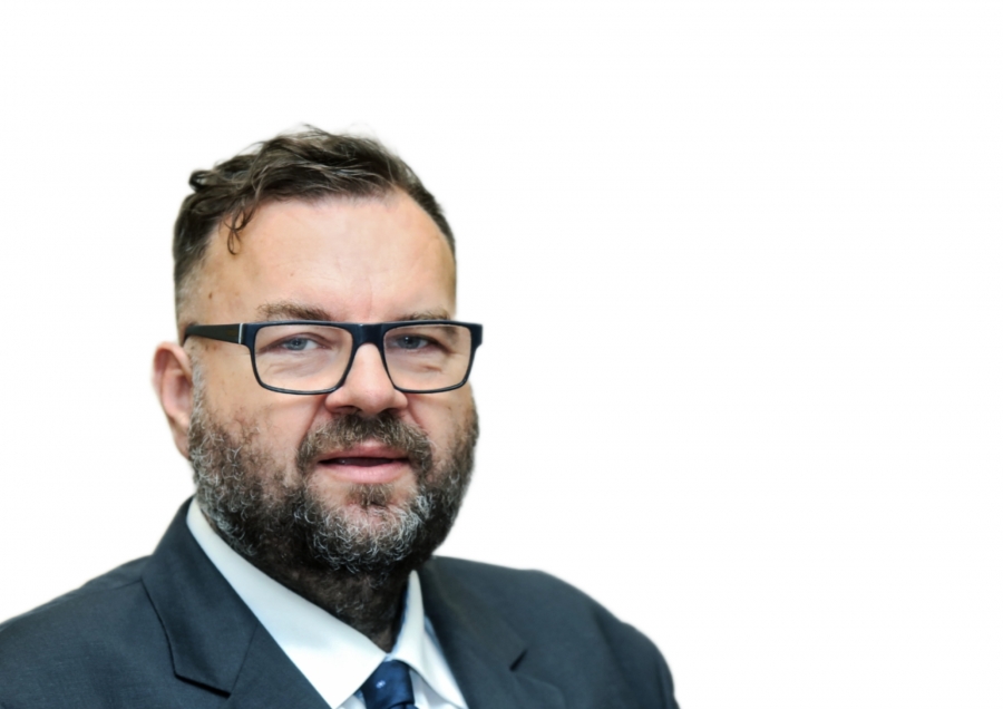 Prof. Tomasz Jarmużek na białym tle