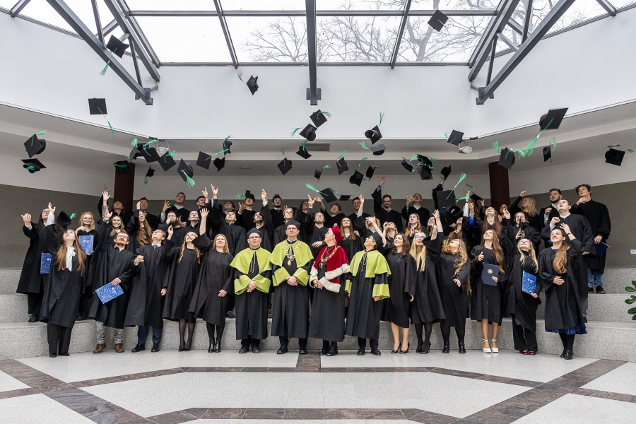 Tradycyjnie birety pofrunęły w górę.