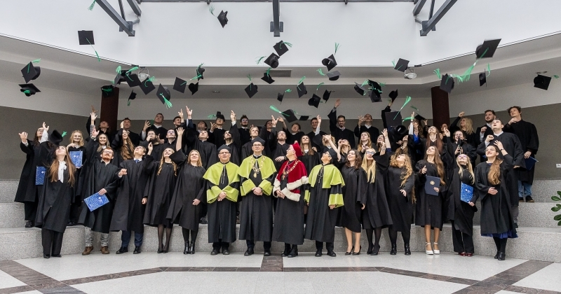 Tradycyjnie birety pofrunęły w górę.