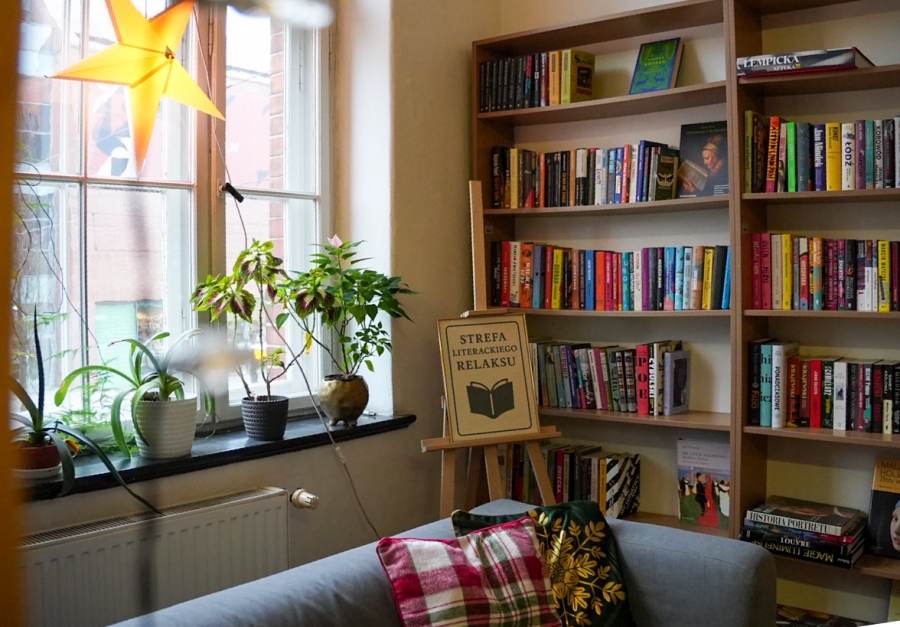 Ujęcie na regały z książkami w Bibliotece WH z elementami świątecznymi.