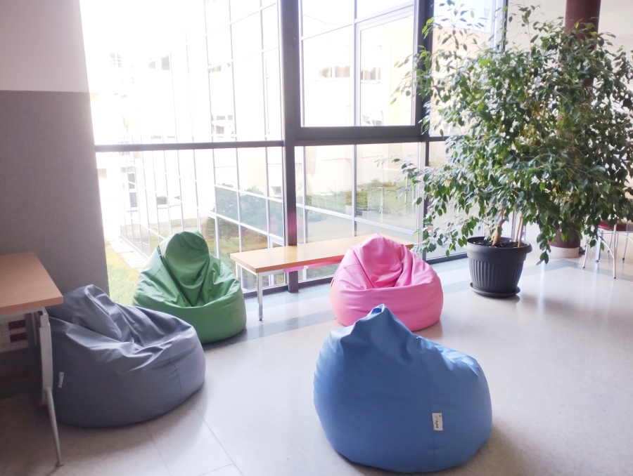 Nowe siedziska w części C budynku Wydziału.