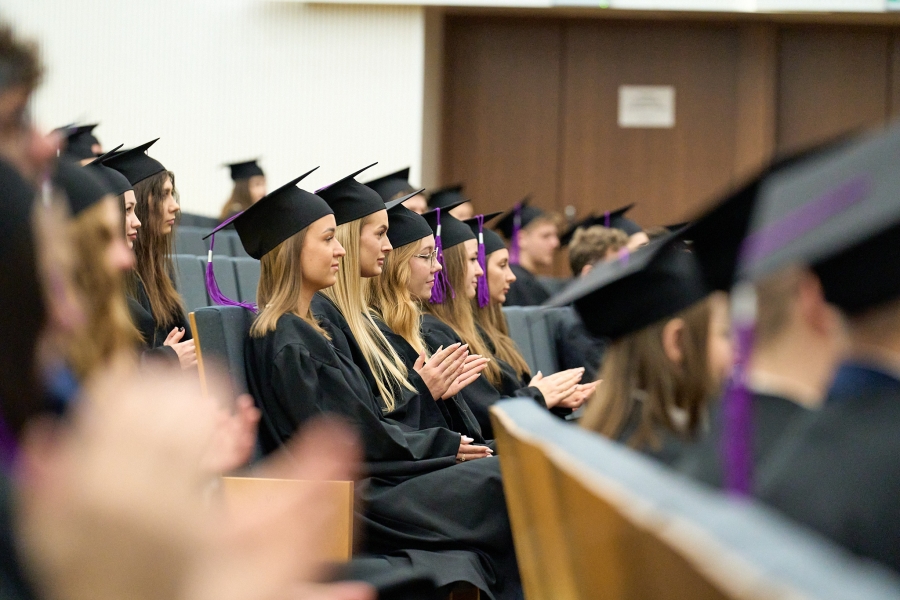 Ludzie rzucający birety w górę