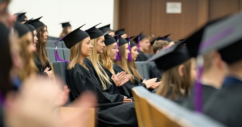 Ludzie rzucający birety w górę