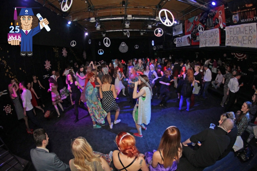 na zdjęciu grupa ludzi na sali tanecznej w klubie Od Nowa w Toruniu