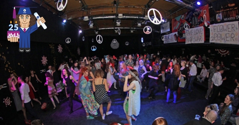 na zdjęciu grupa ludzi na sali tanecznej w klubie Od Nowa w Toruniu