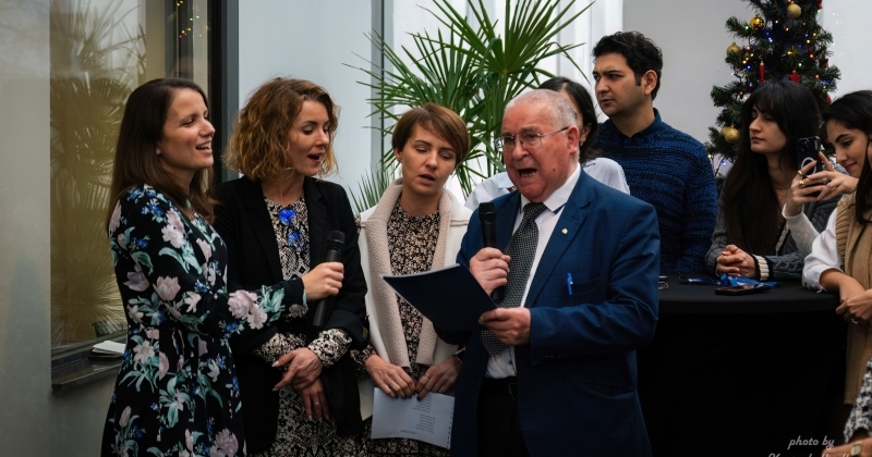 Rozpoczęcie spotkania wigilijnego tradycyjną kolędą prof. Józefa Szudego