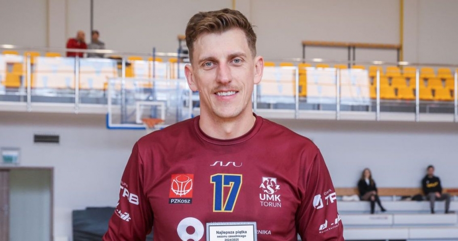 Zdjęcie portretowe Arkadiusza Kobusa w koszykarskim stroju