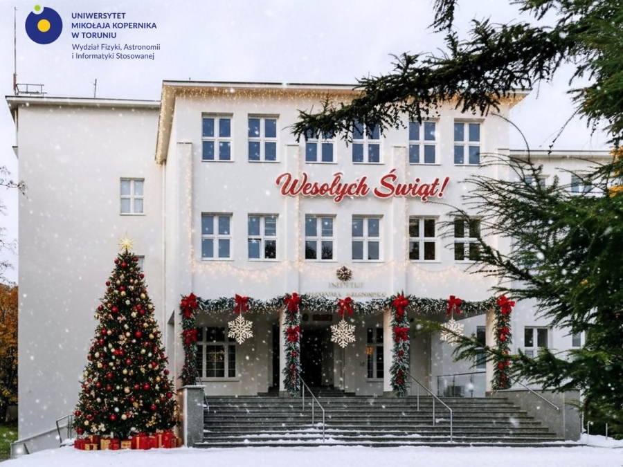 Budynek Instytutu Fizyki przstrojony w świąteczne dekoracje