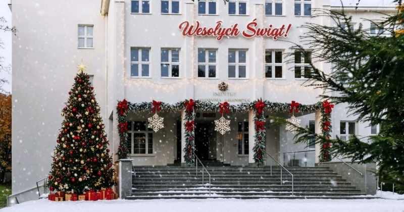 Budynek Instytutu Fizyki przstrojony w świąteczne dekoracje