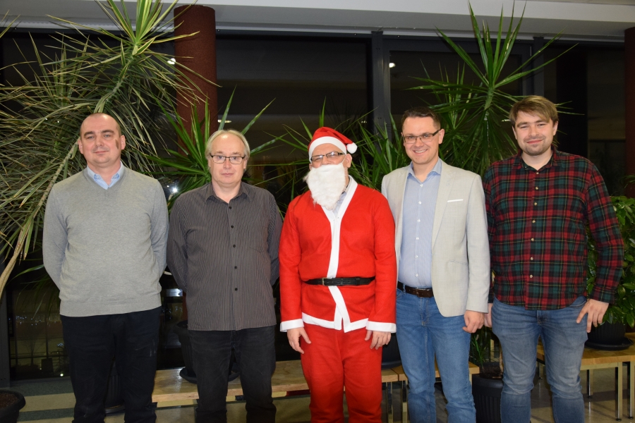 Prelegenci ze Świętym Mikołajem.