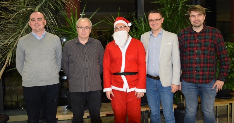 Prelegenci ze Świętym Mikołajem.