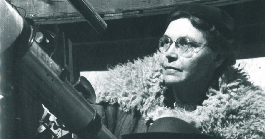 Prof. Wilhelmina Iwanowska stojąca przy teleskopie