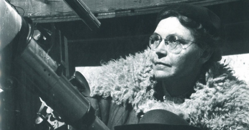 Prof. Wilhelmina Iwanowska stojąca przy teleskopie