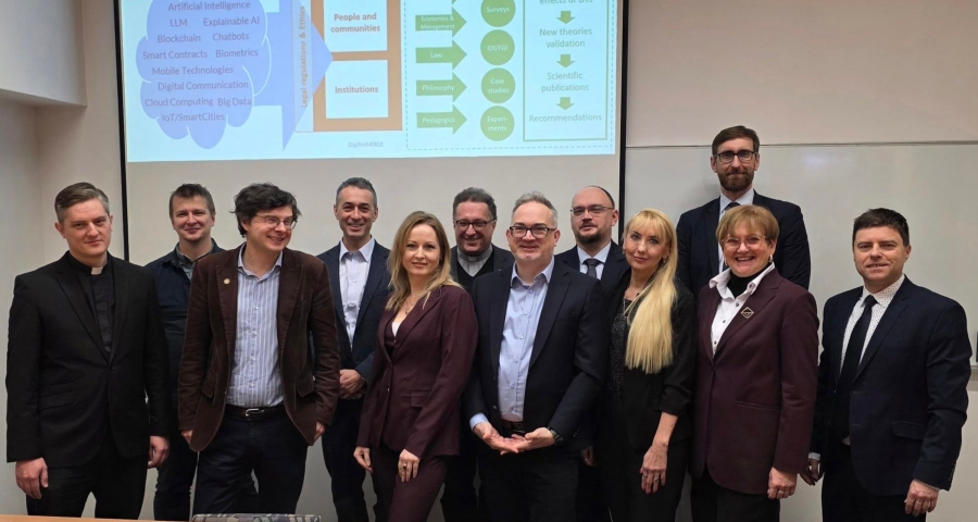 Grupa nauczycieli akademickich, doktorantów i studentów.