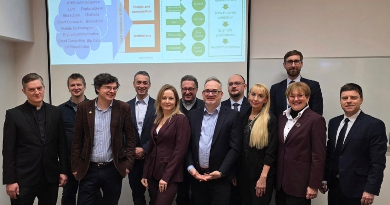 Grupa nauczycieli akademickich, doktorantów i studentów.