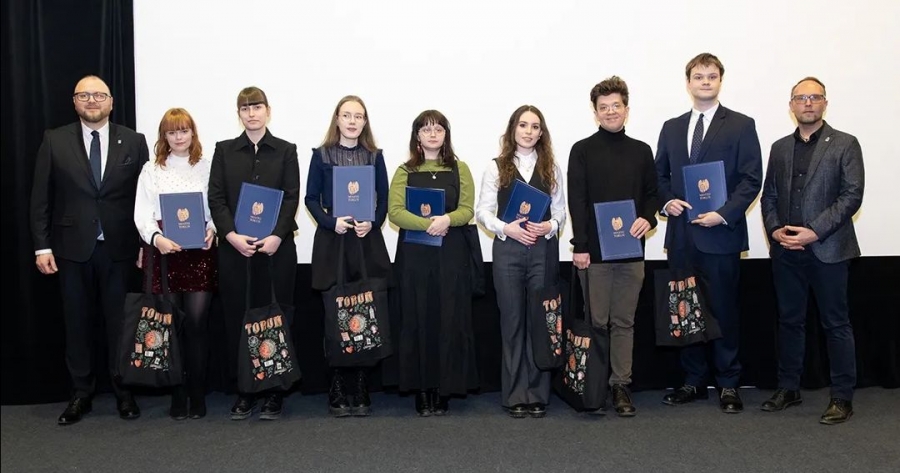 Grupa stypendystów pozuje do wspólnego zdjęcia z prezydentem Pawłem Gulewskim i radnym Piotrem Lenkiewiczem