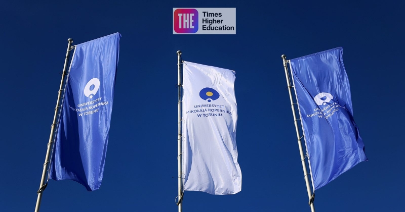Trzy flagi z logo UMK na tle błękitnego nieba. Na zdjęciu dodane logo rankingu THE