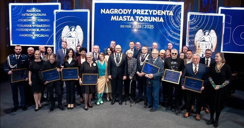Laureaci nagrody pozują do wspólnego zdjęcia z prezydentem miasta