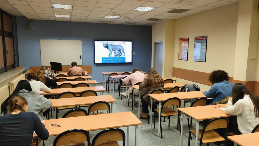 kilka osób w sali wykładowej rozwiązuje test