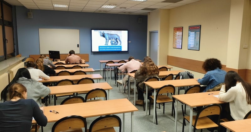 kilka osób w sali wykładowej rozwiązuje test