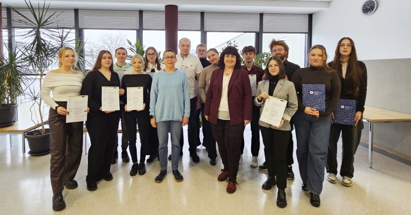 Szczęśliwi zdobywcy certyfiatów SPSS.