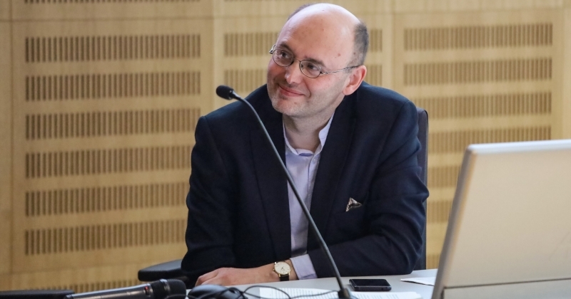 Plakat promujący wykład pt. Produktywne pesymizmy. Teorie antropologiczne na krawędzi sensowności ze zdjęciem prof. Tomasza Rakowskiego 