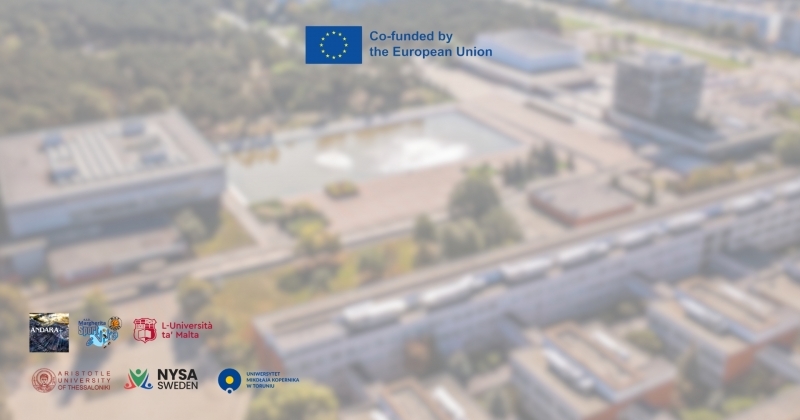 Grafika promująca nowy kurs dla studentów-sportowców. W tle rozmyte zdjęcie kampusu uniwersyteckiego z lotu ptaka. Na górze logo Unii Europejskiej z napisem ?Co-funded by the European Union?. W centrum duży napis: ?Nowy kurs dla studentów-sportowców?. Pod nim: ?50 godzin | 2 pkt ECTS | e-learning?. Na dole logotypy partnerów projektu oraz Uniwersytetu Mikołaja Kopernika w Toruniu.