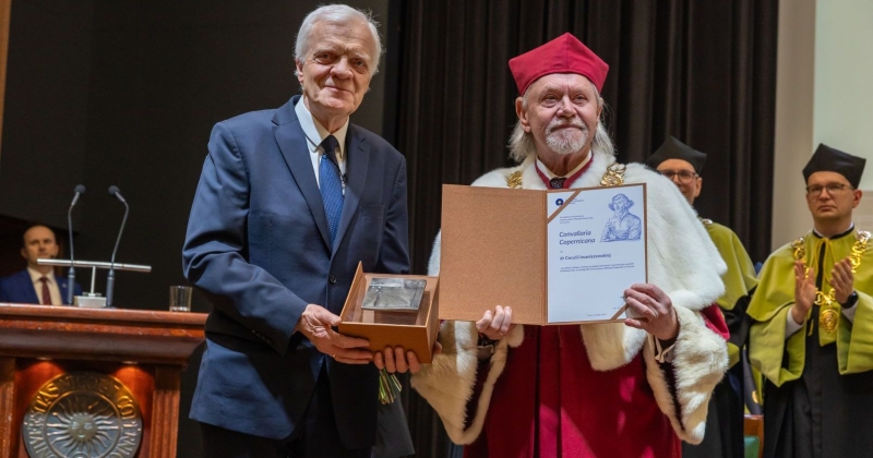 Prof. Jan Iwaniszewski trzyma statuetkę Convallaria Copernicana, obok rektor Andrzej Tretyn z dyplomem okolicznościowym