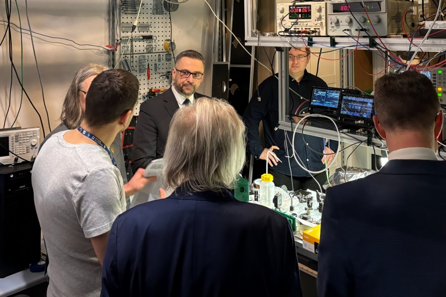 Osoby stojące w laboratorium