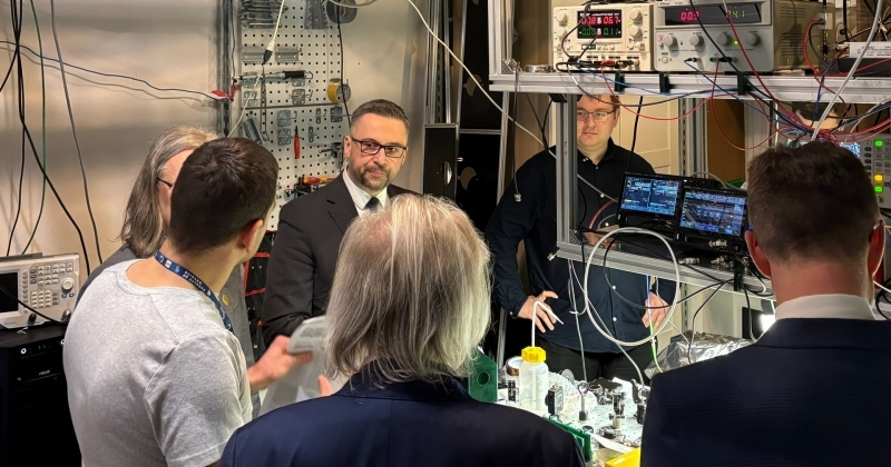 Osoby stojące w laboratorium