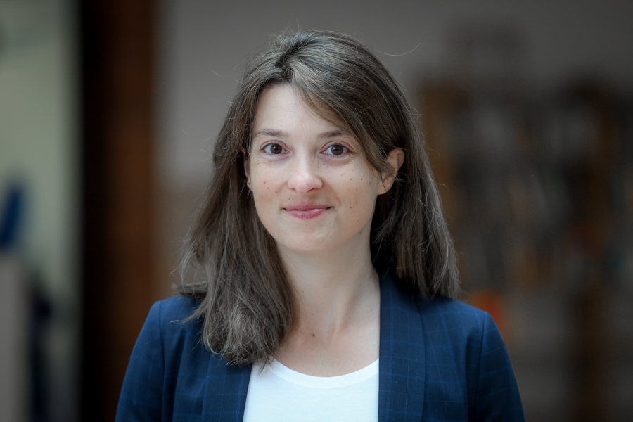 Zdjęcie twarzy dr Justyny Orłowskiej, tło rozmyte