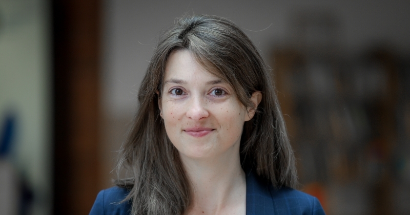 Zdjęcie twarzy dr Justyny Orłowskiej, tło rozmyte