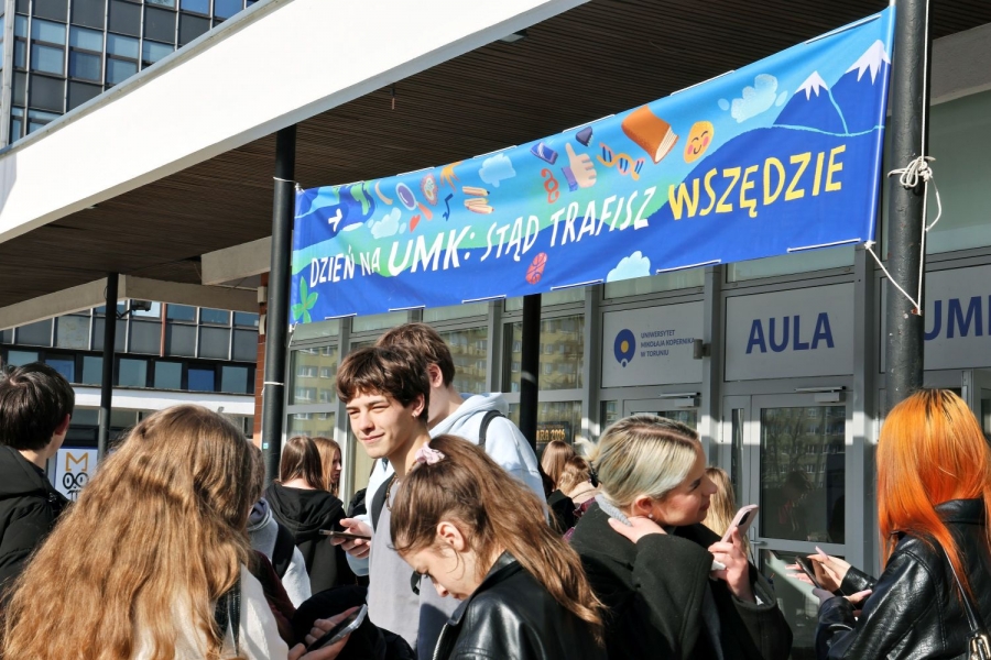 Młodzież przed Aulą UMK pod transparentem ?Dzień na UMK