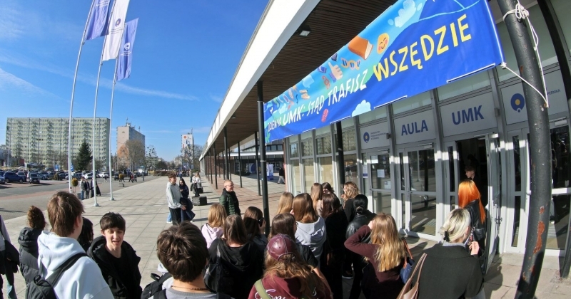 Młodzież przed Aulą UMK pod transparentem ?Dzień na UMK"