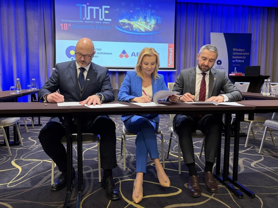 Porozumienie w trakcie Forum Gospodarczego TIME podpisali dr hab. Marlena Ciechan-Kujawa, prof. UMK (w środku) oraz Łukasz Zaworski (z lewej) i Maciej Wyczesany (z prawej) 