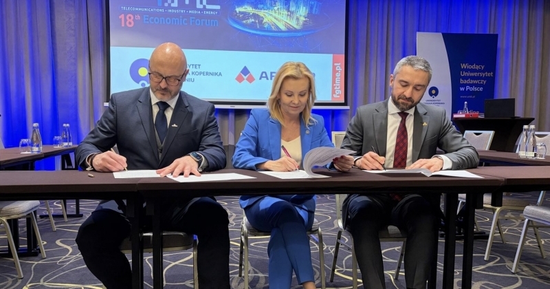 Porozumienie w trakcie Forum Gospodarczego TIME podpisali dr hab. Marlena Ciechan-Kujawa, prof. UMK (w środku) oraz Łukasz Zaworski (z lewej) i Maciej Wyczesany (z prawej) 