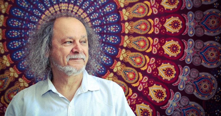 Zdjęcie portretowe prof. Włodzisława Ducha na tle chusty w orientalne wzory