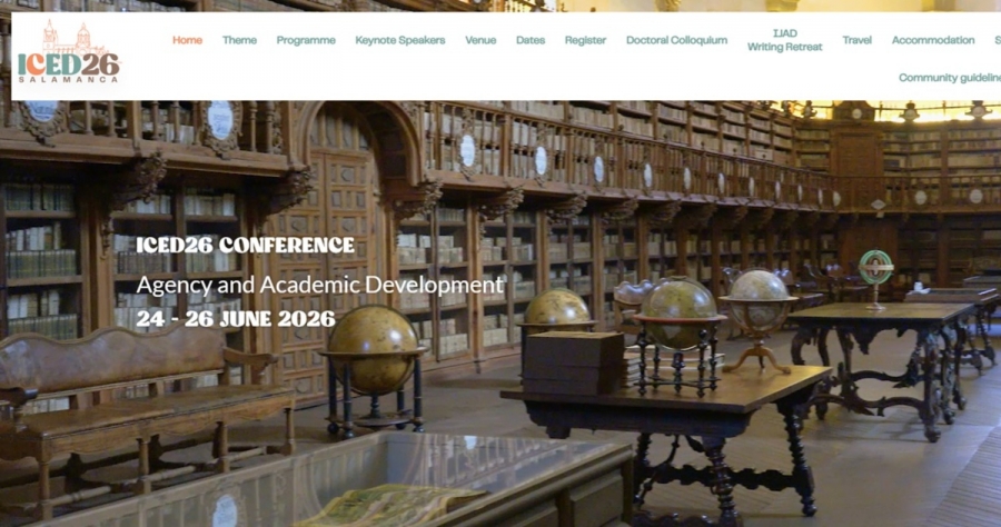 Po lewej stronie znajduje się portret  dr Anna Kola patrzy w stronę aparatu