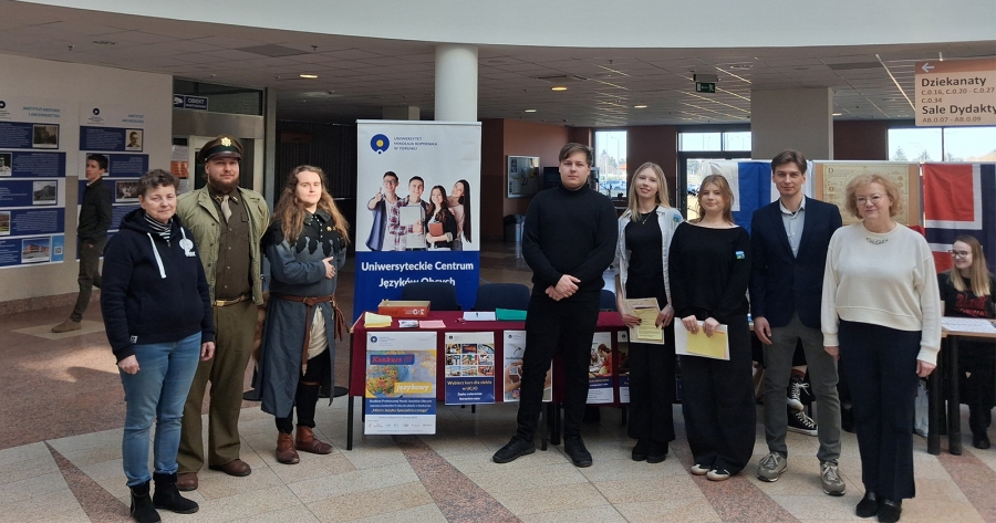 Grupa studentów  i pracowników na WNH
