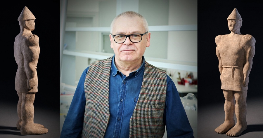 Kolaż zdjęć: rekonstrukcja cyfrowa figurki z Mirakowa-Grodna ujęcia z tyłu i z przodu, w centrum portret dr hab. Jacka Gackowskiego.