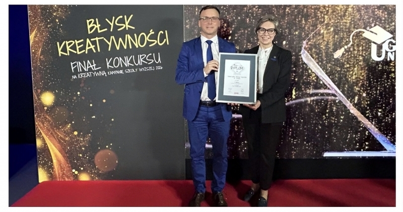 zajęcie dr hab. Joanna Kucharzewska, prof. UMK, oraz dr Bartłomiej Oleszek po odebraniu nagrody w konkursie Genius Universitatis