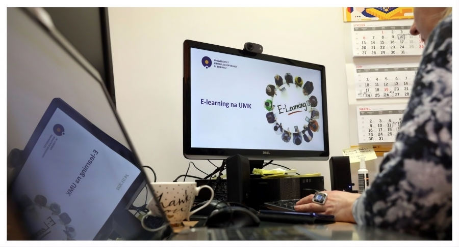 osoba siedząca przy monitorze, na ktorym wyświetla sie napis E-learning na UMK