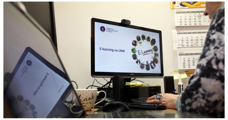 osoba siedząca przy monitorze, na ktorym wyświetla sie napis E-learning na UMK
