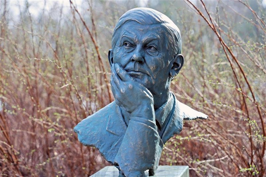 na zdjęciu pomnik zamyślonego Herberta (popiersie)